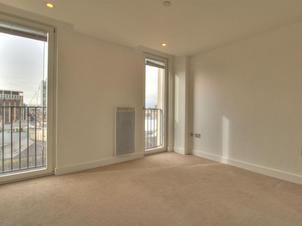 2 bed flat to rent in The Hayes, Cardiff CF10, £1,700 pcm