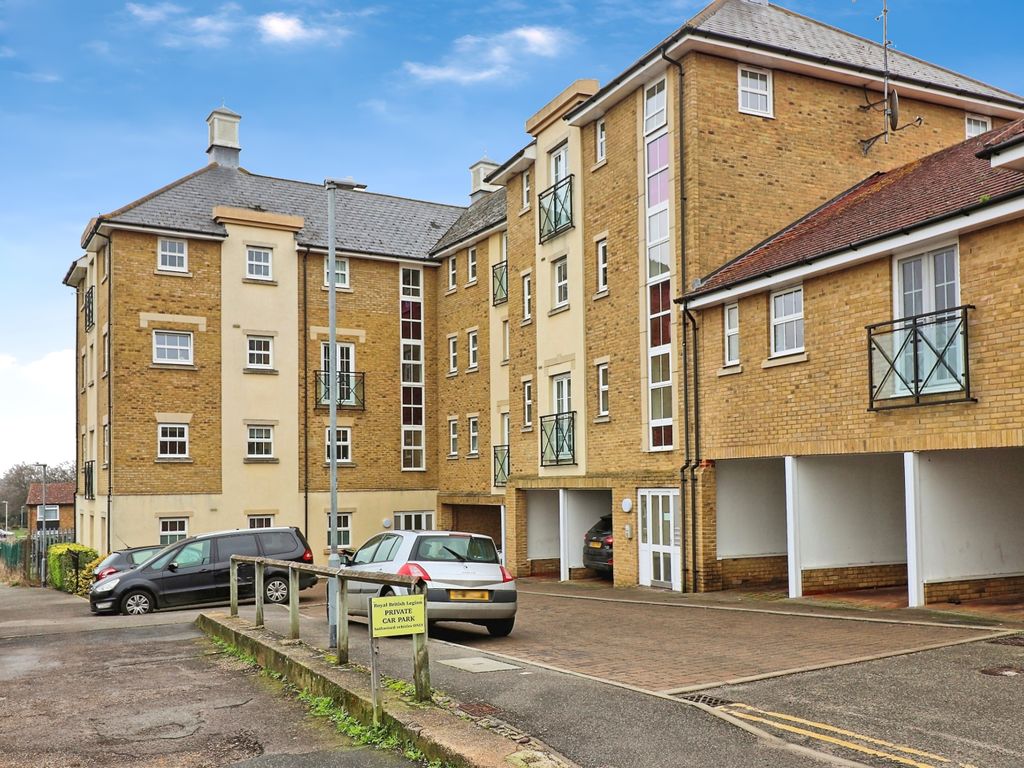 2 bed flat for sale in Chelwater, Chelmsford CM2, £220,000