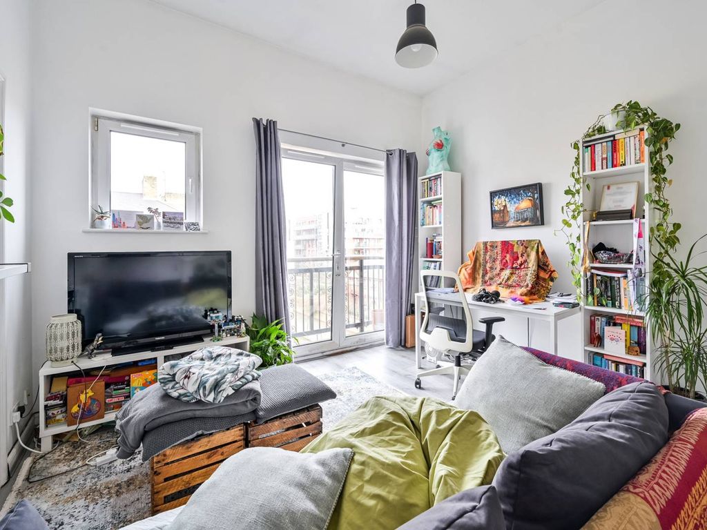 1 bed flat for sale in Cambridge Heath Road, Bethnal Green, London E2, £365,000