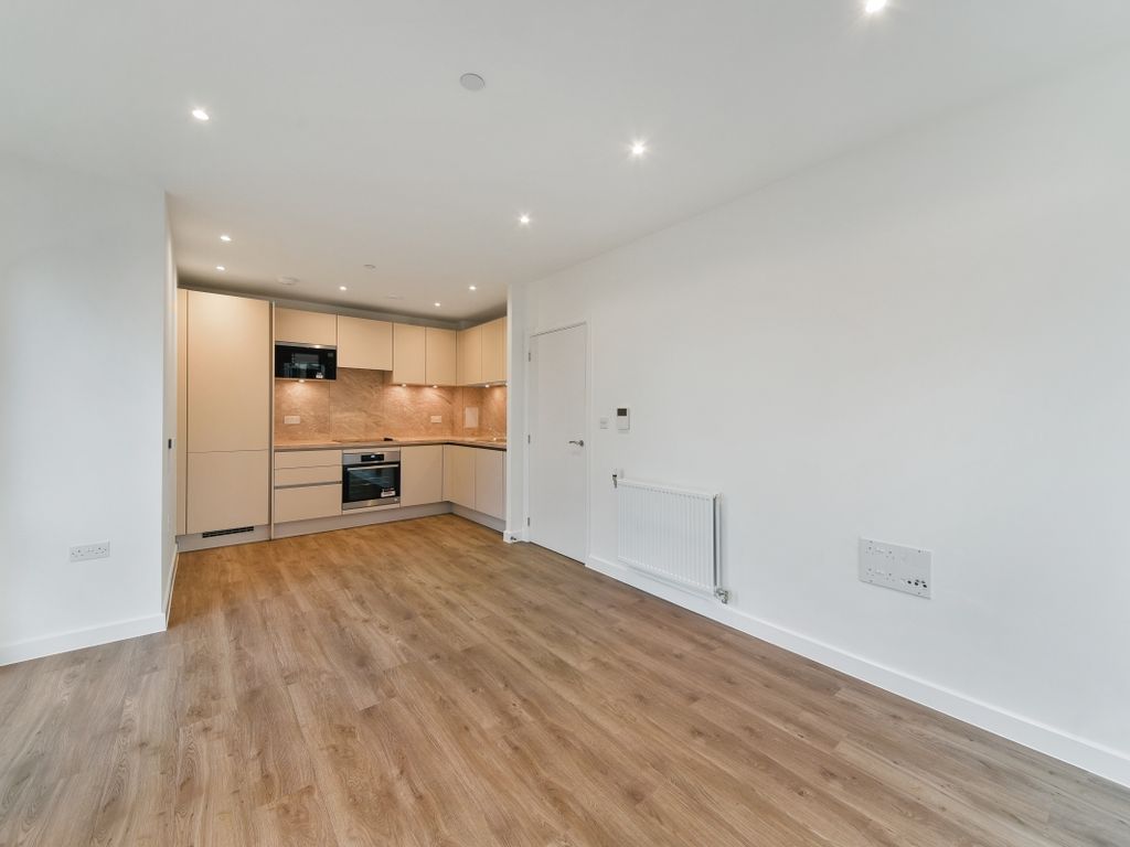 2 bed flat to rent in Ridgeway Views, London NW7, £2,600 pcm