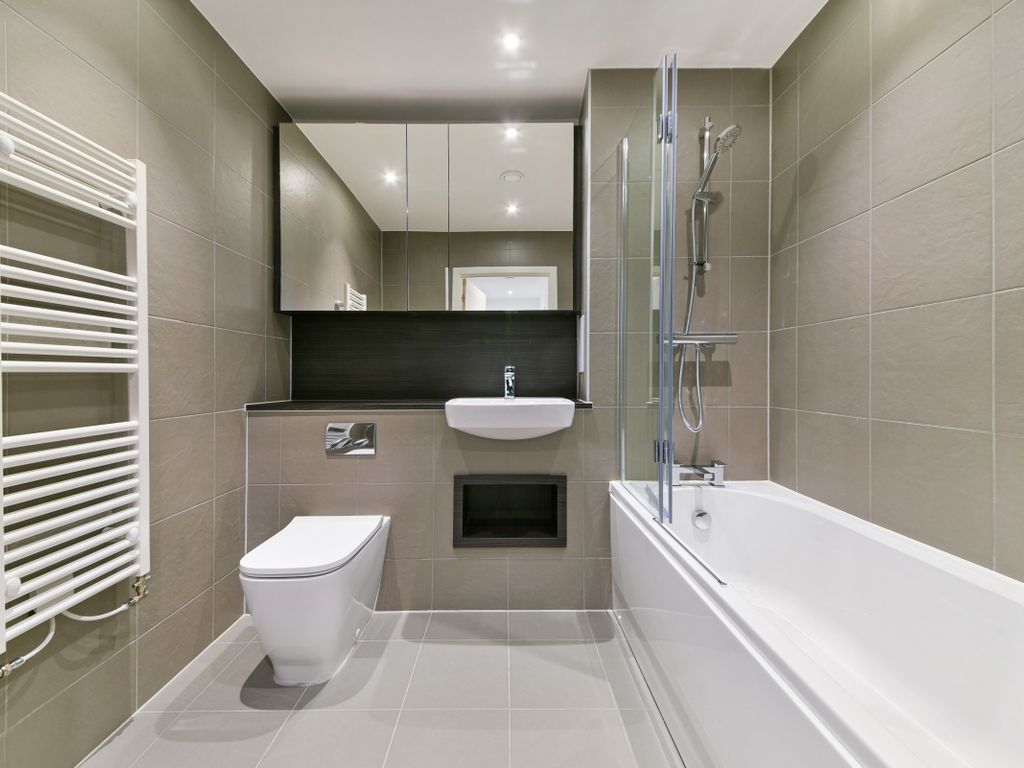 2 bed flat to rent in Ridgeway Views, London NW7, £2,600 pcm