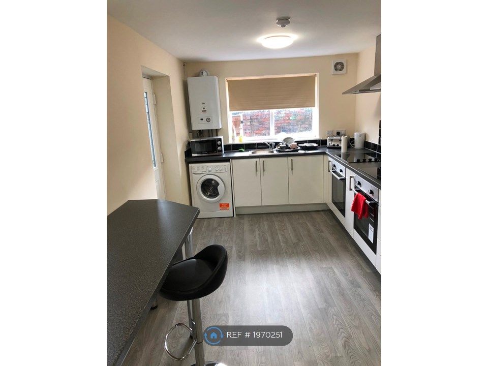 Room to rent in Chestnut Grove, Wavertree, Liverpool L15, £425 pcm