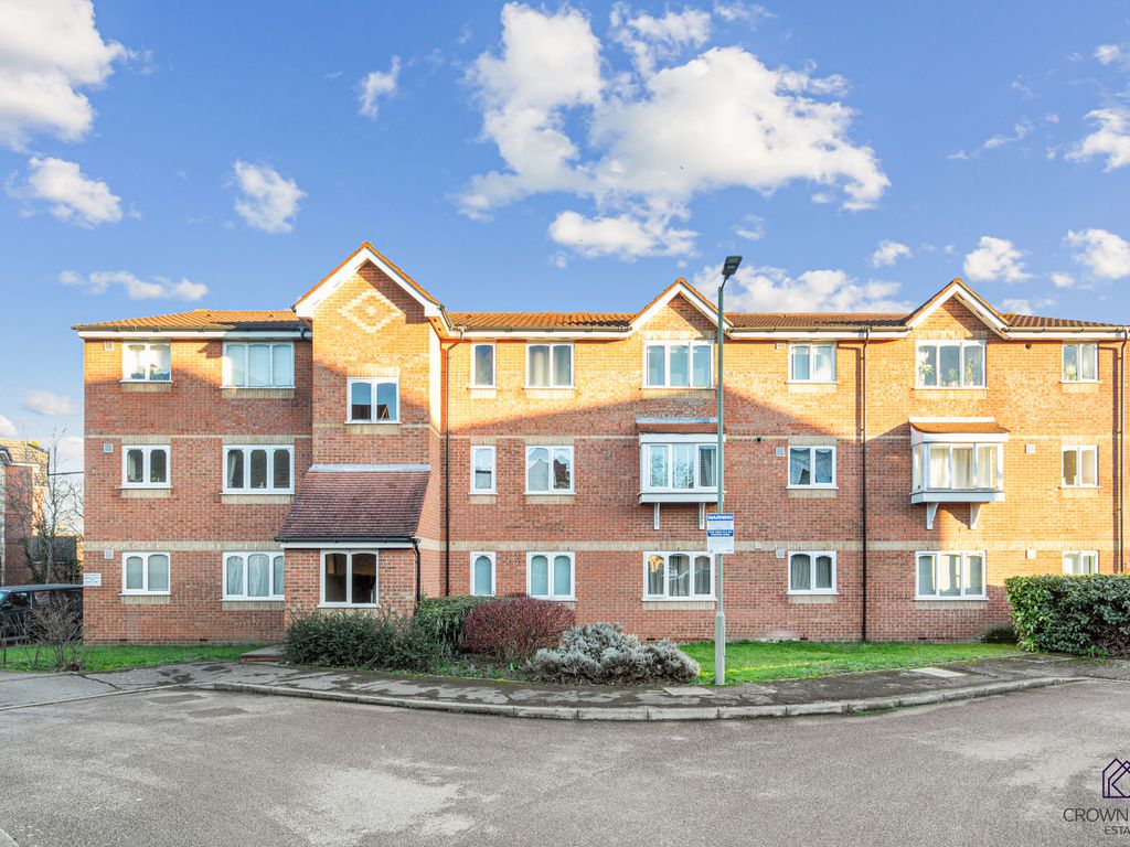 1 bed flat for sale in Blackdown Close, London N2, £275,000