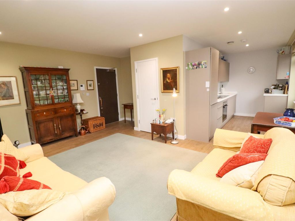 1 bed flat for sale in Principle House, Fleet Road, Fleet GU51, £200,000