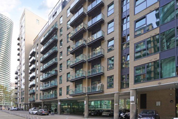 2 bed flat to rent in Millharbour, London E14, £2,500 pcm