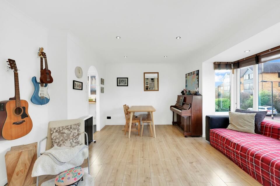 2 bed flat for sale in Linwood Close, London SE5, £475,000