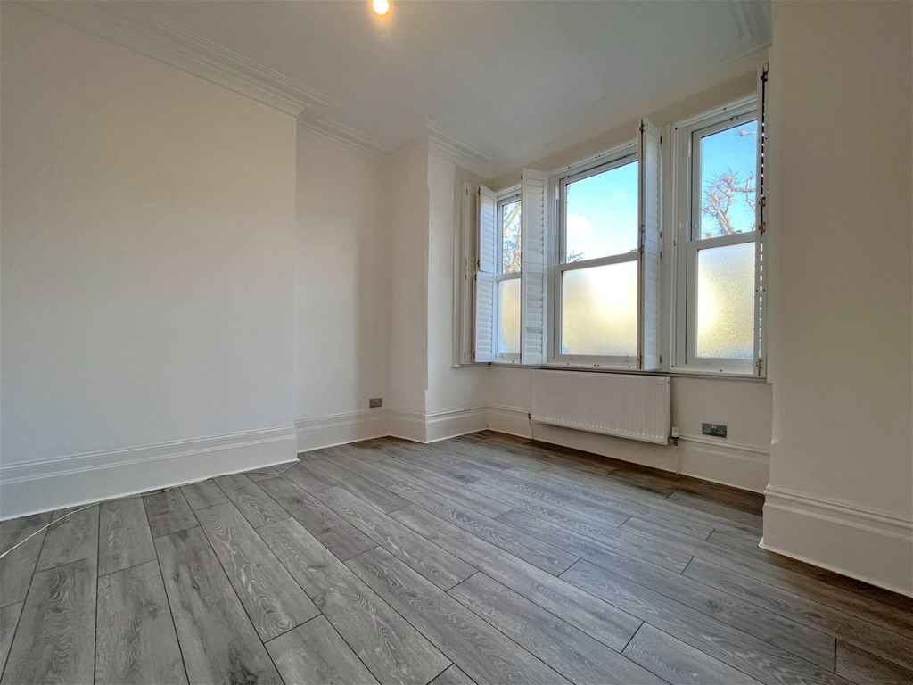 1 bed flat to rent in North Avenue, London W13, £1,700 pcm
