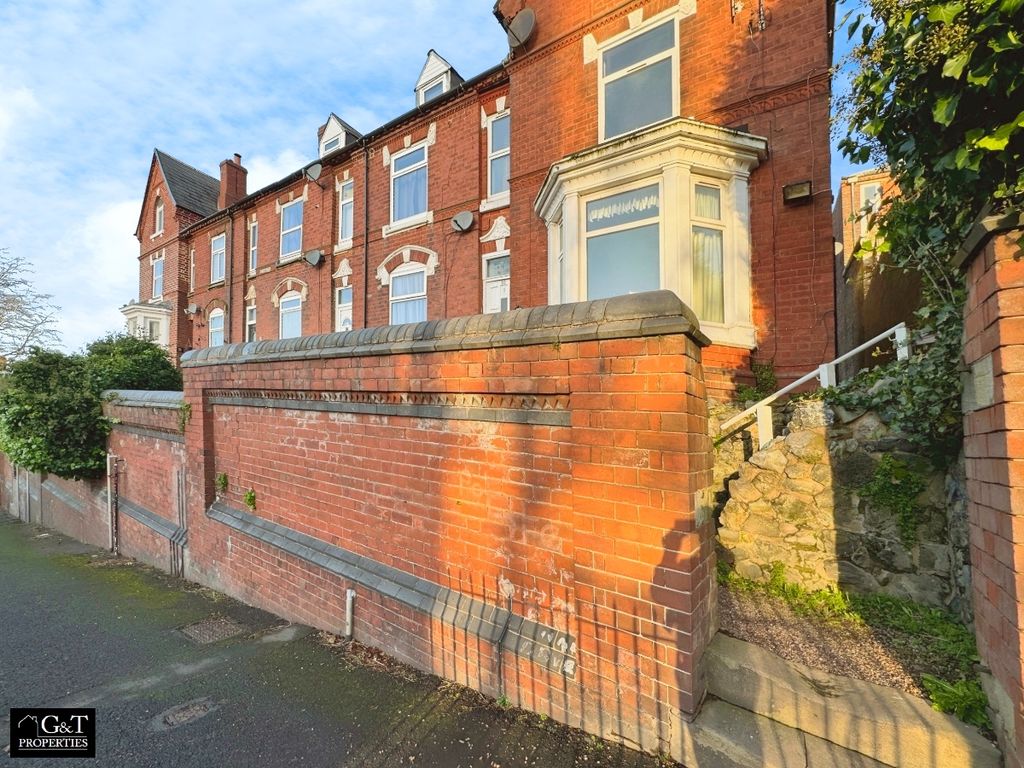 1 bed flat for sale in Church Hill, Brierley Hill DY5, £70,000