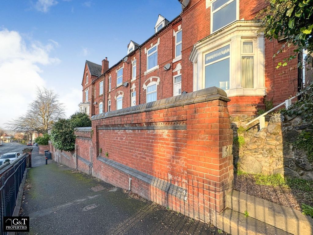 1 bed flat for sale in Church Hill, Brierley Hill DY5, £70,000