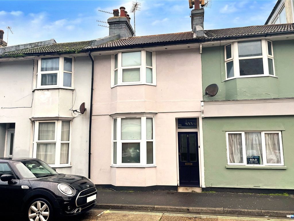2 bed terraced house to rent in Bayford Road, Littlehampton, West Sussex BN17, £1,200 pcm