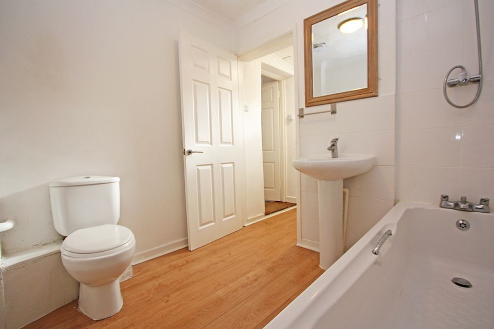 1 bed flat for sale in Swindon Street, Highworth, Swindon SN6, £120,000