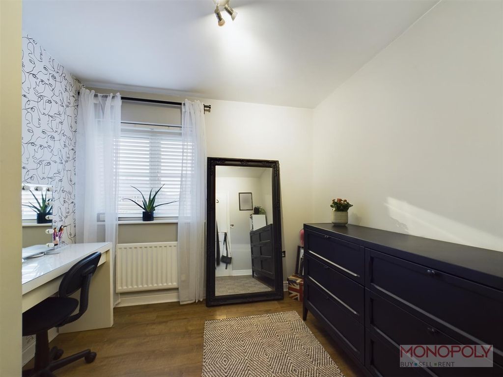 2 bed flat for sale in Bryn Coch, Wrexham LL11, £140,000