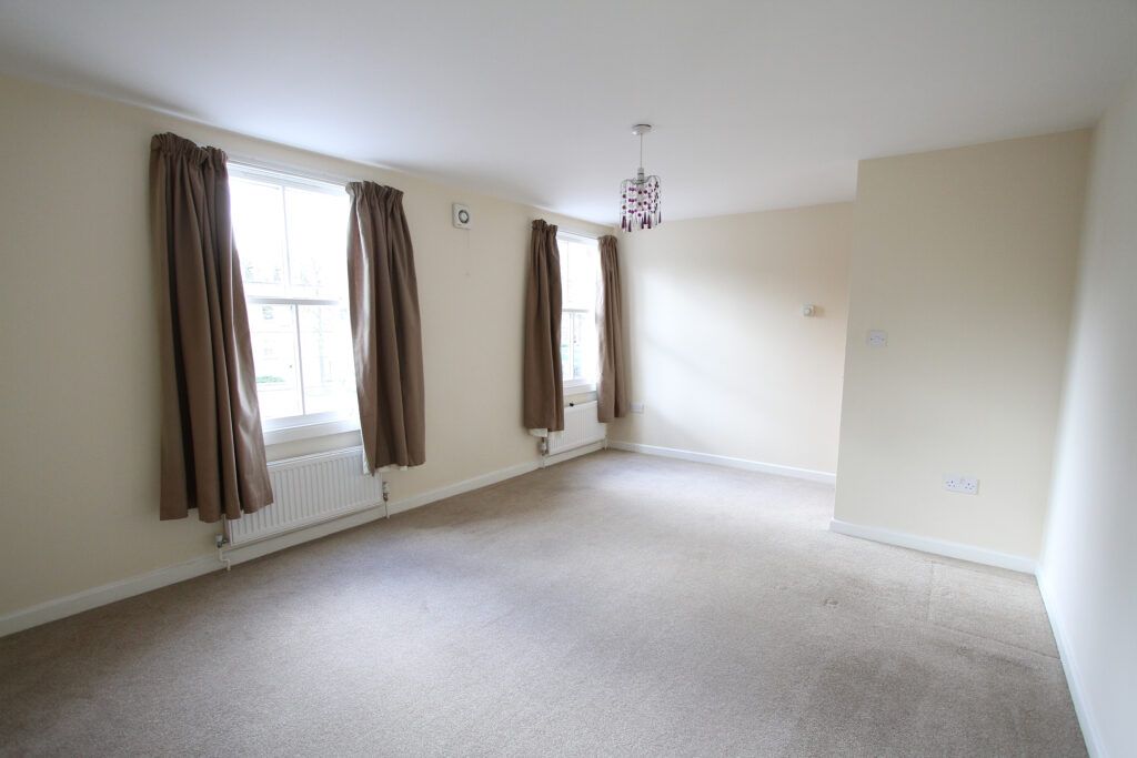 2 bed flat to rent in South Bar Street, Banbury, Oxon OX16, £950 pcm