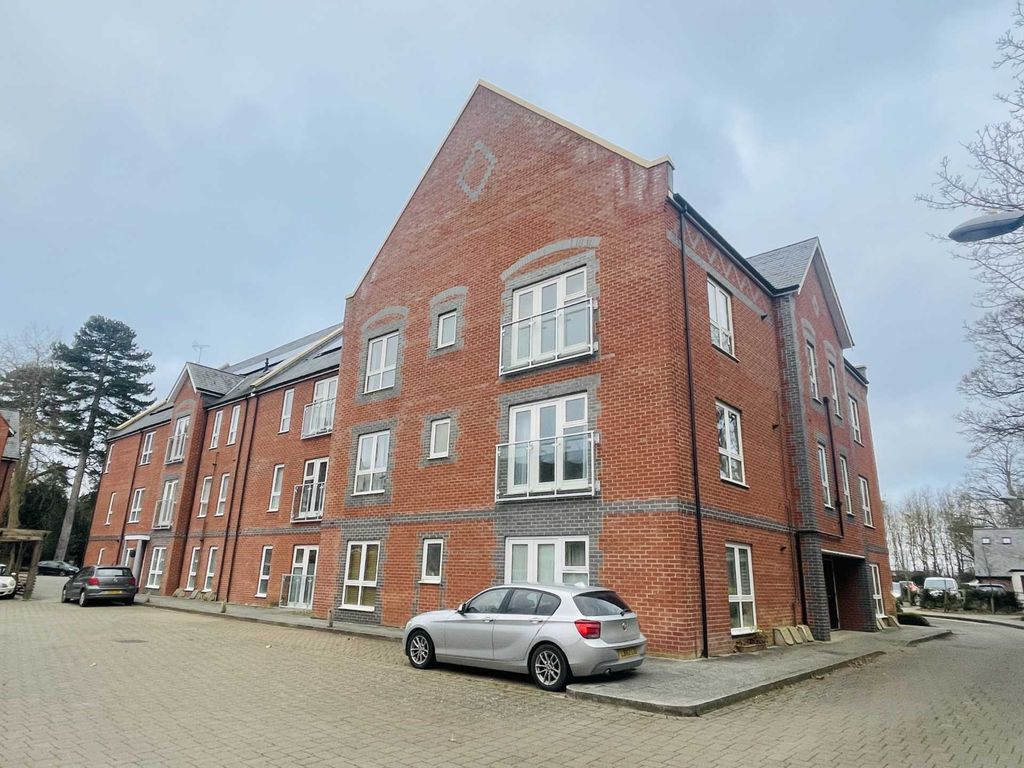 2 bed flat for sale in Woodward, Cholsey OX10, £250,000