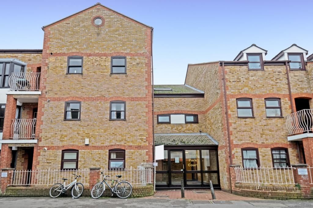 2 bed flat for sale in Cowley, Oxford OX4, £330,000