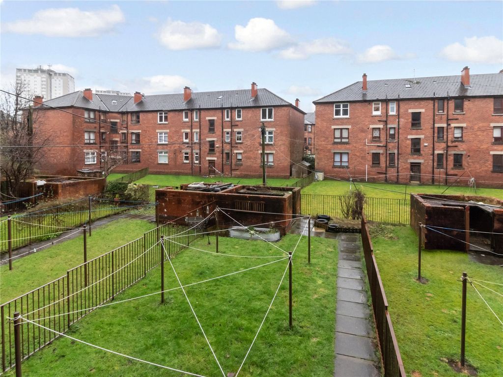 1 bed flat for sale in Battlefield Avenue, Battlefield, Glasgow G42, £125,000