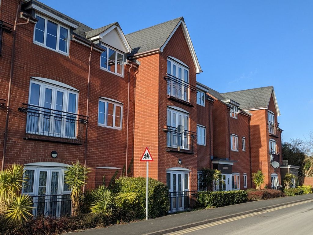 2 bed flat for sale in Common Road, Evesham, Worcestershire WR11, £135,000