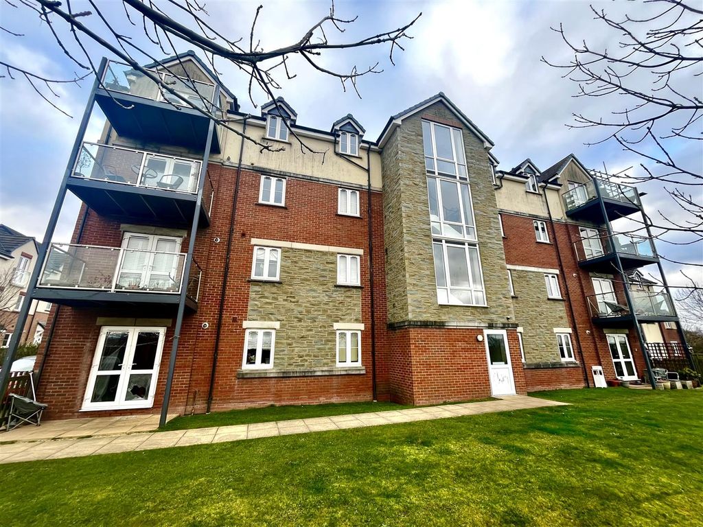 2 bed flat for sale in Overstreet Green, Lydney GL15, £140,000