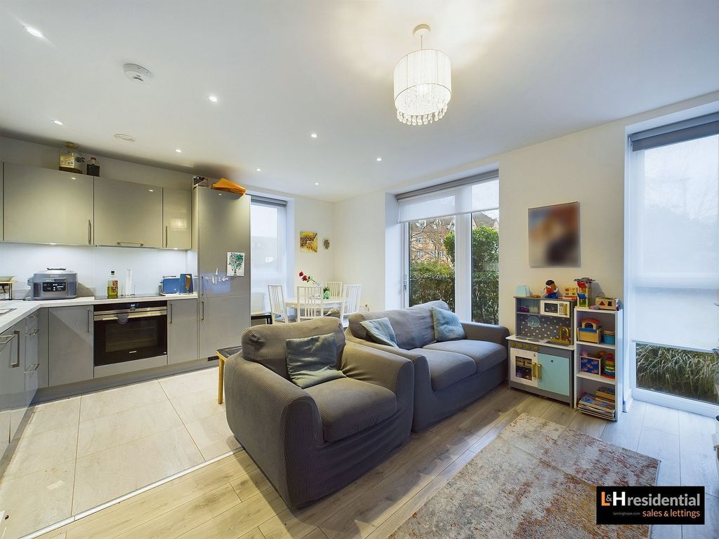 2 bed flat for sale in Station Road, Wesley House Station Road WD6, £425,000