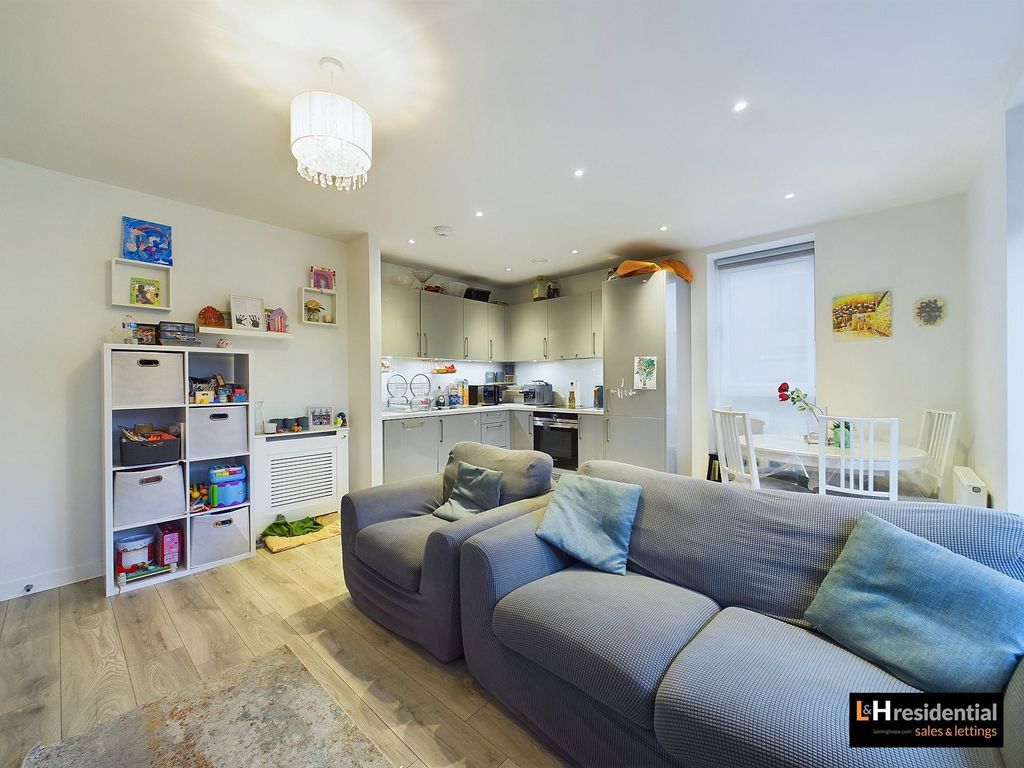 2 bed flat for sale in Station Road, Wesley House Station Road WD6, £425,000