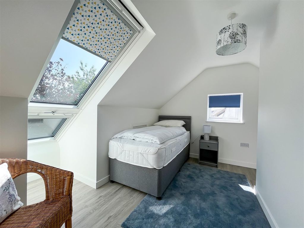 4 bed detached bungalow to rent in Shipton Road, Shipton Gorge, Bridport DT6, £1,500 pcm