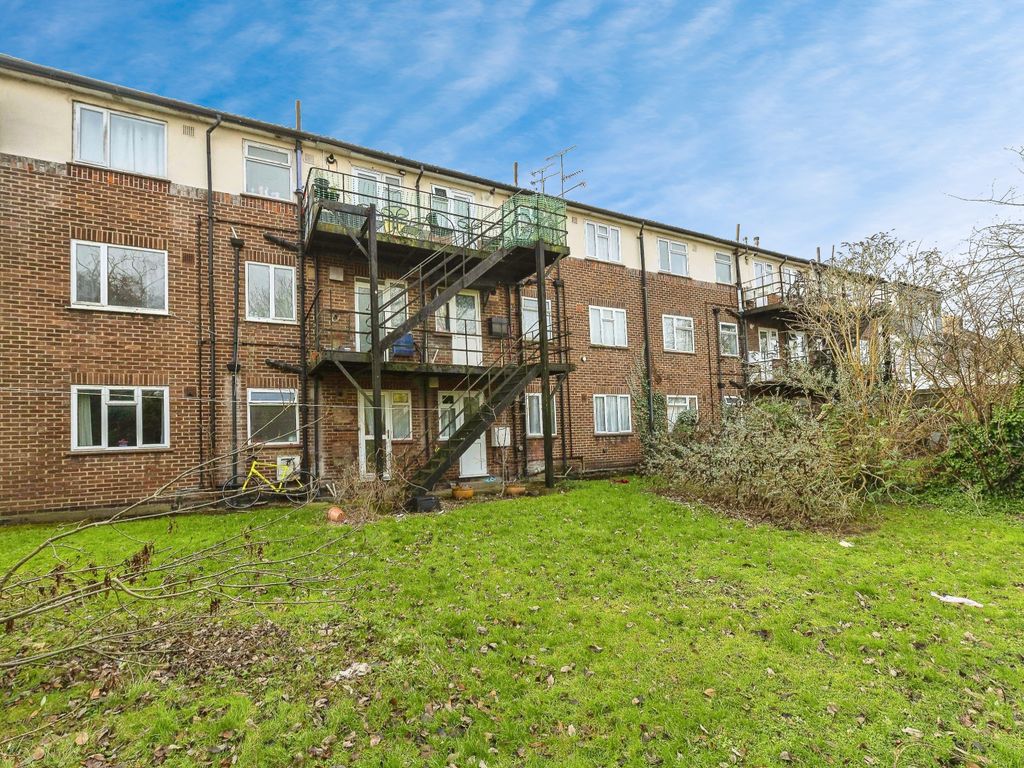 2 bed flat for sale in High Street North, Dunstable, Bedfordshire LU6, £135,000