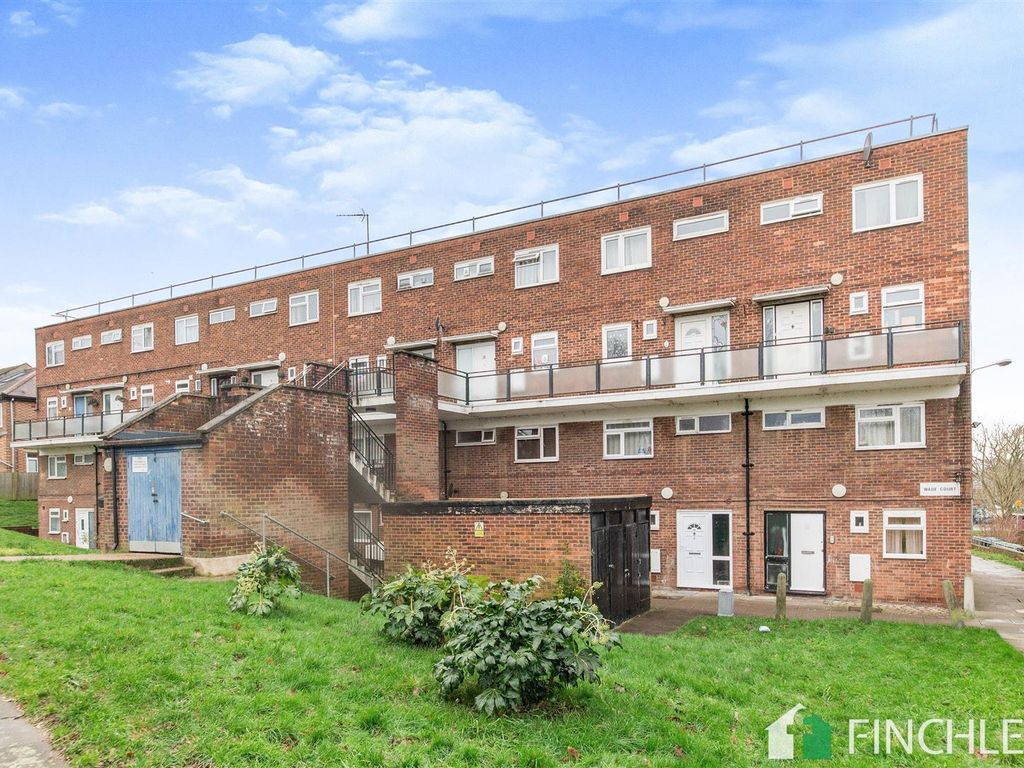 3 bed flat for sale in Wade Court, Alexandra Road N10, £290,000