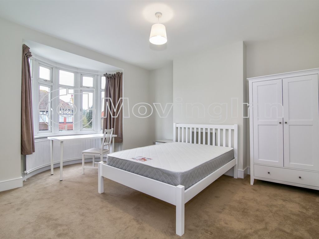 Room to rent in Salcott Road, Waddon, Surrey CR0, £900 pcm