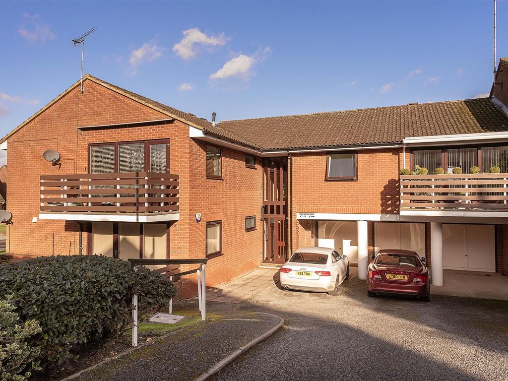 2 bed flat for sale in Tuffnells Way, Harpenden AL5, £450,000