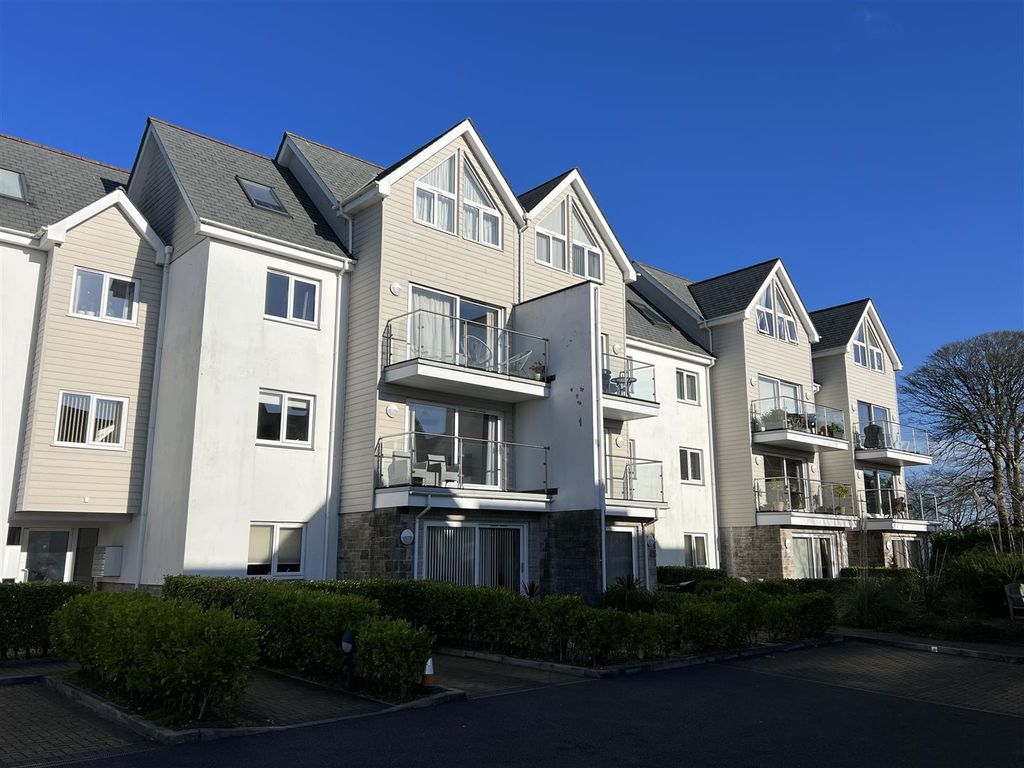 2 bed flat for sale in Lynwood Gardens, Alexandra Road, St Austell PL25, £200,000