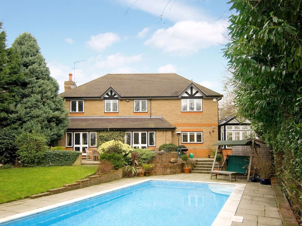 5 bed detached house to rent in The Clump, Rickmansworth WD3, £4,150 pcm