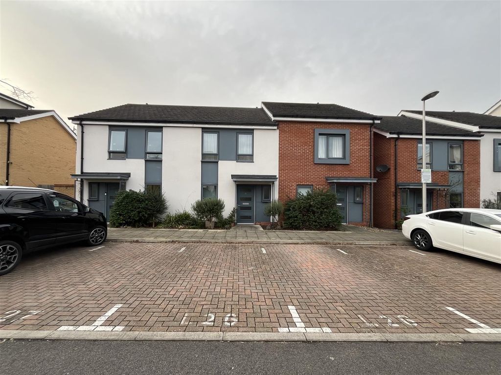3 bed property for sale in Padworth Avenue, Reading RG2, £400,000