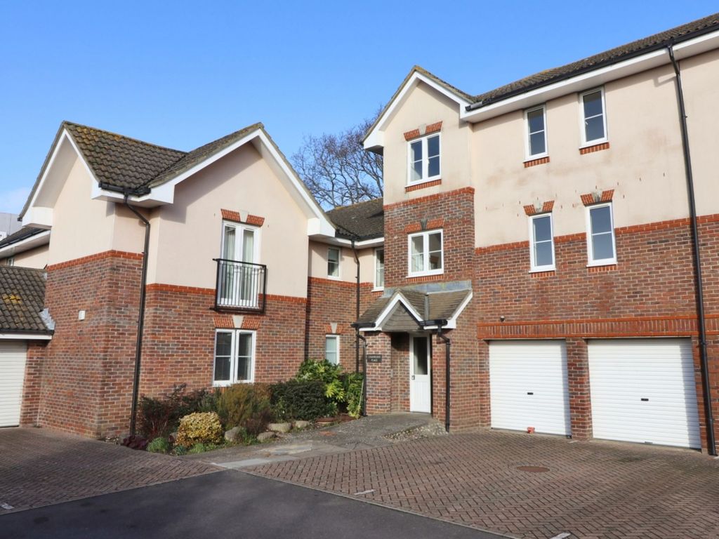 2 bed flat for sale in Station Road, Netley Abbey SO31, £240,000