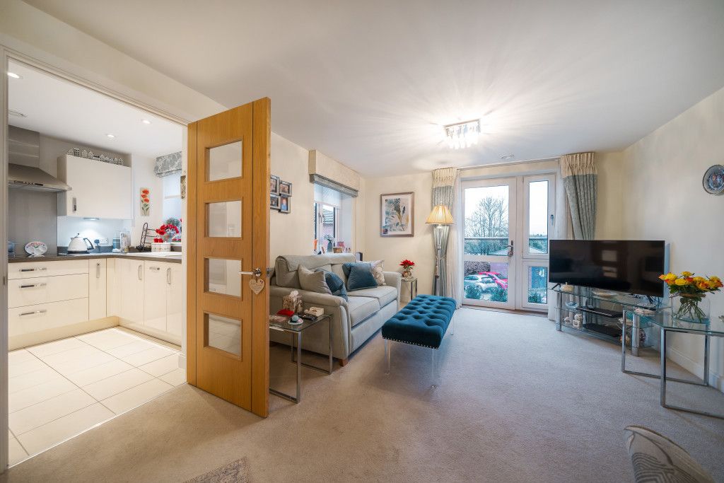 2 bed flat for sale in Moorfield Road, Denham, Buckinghamshire UB9, £425,000
