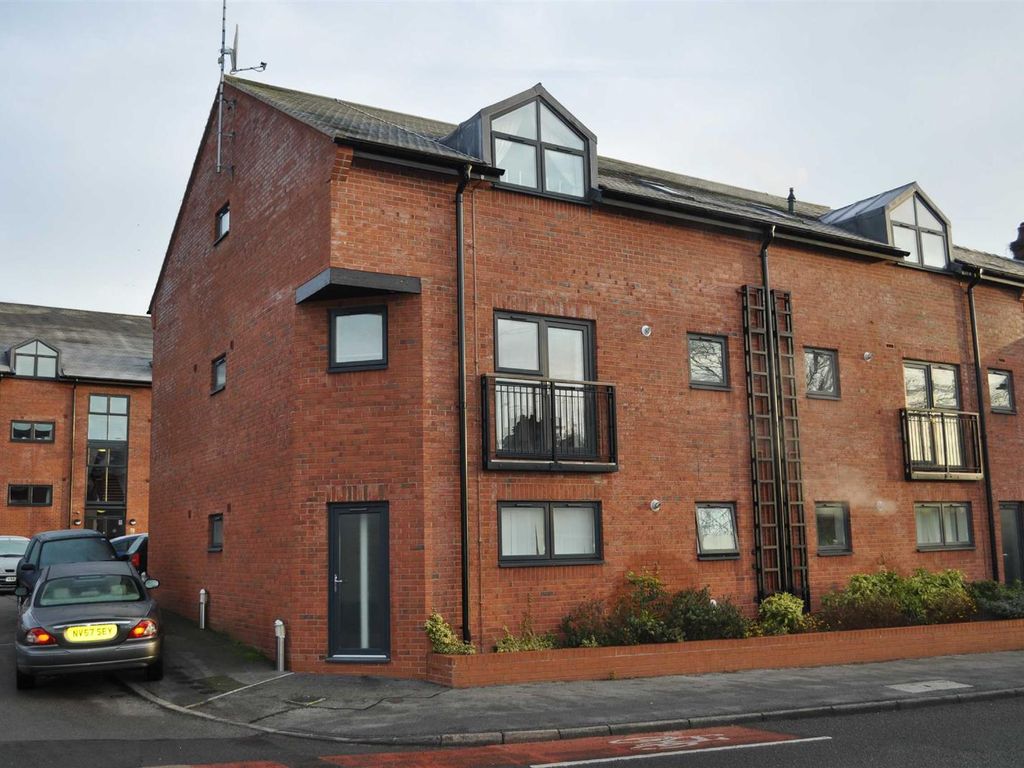 2 bed flat to rent in Limelock Court, Newcastle Road, Stone ST15, £800 pcm