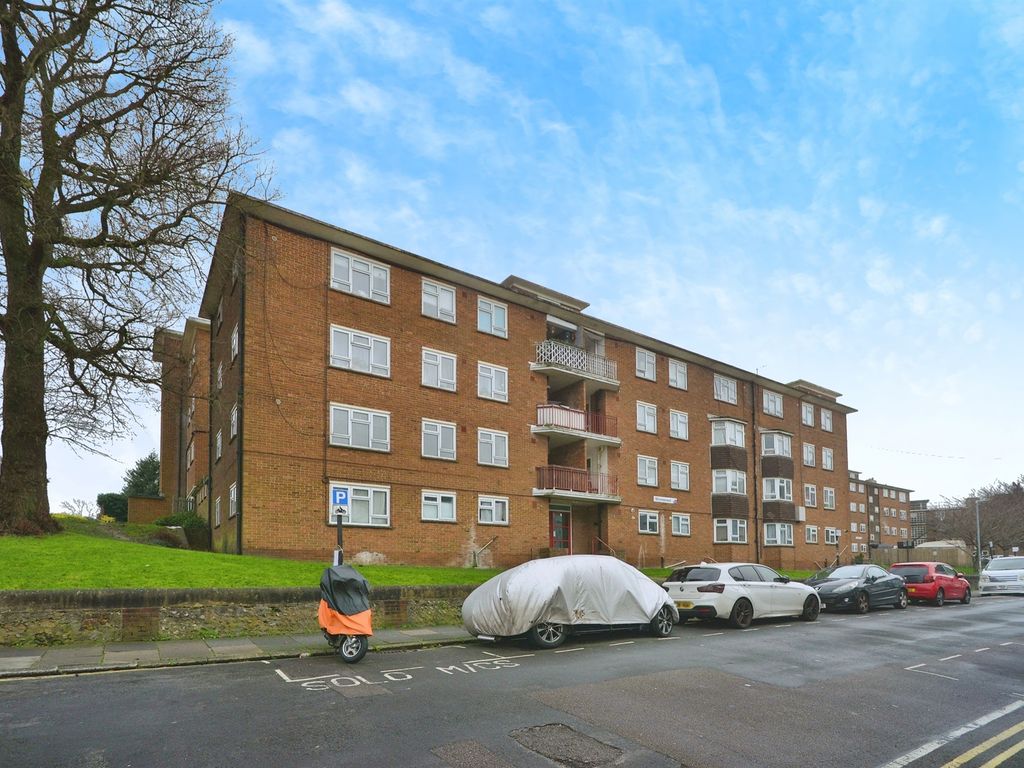 3 bed flat for sale in Finsbury Road, Brighton BN2, £275,000