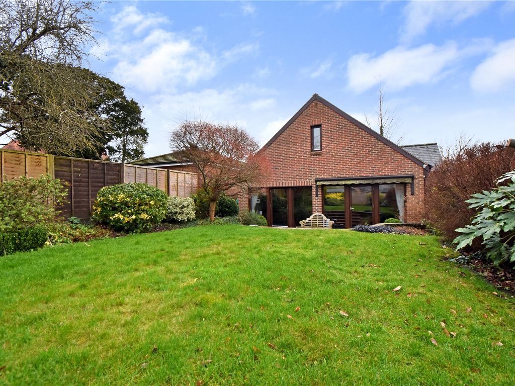 3 bed detached bungalow for sale in High Street, Pewsey SN9, £425,000