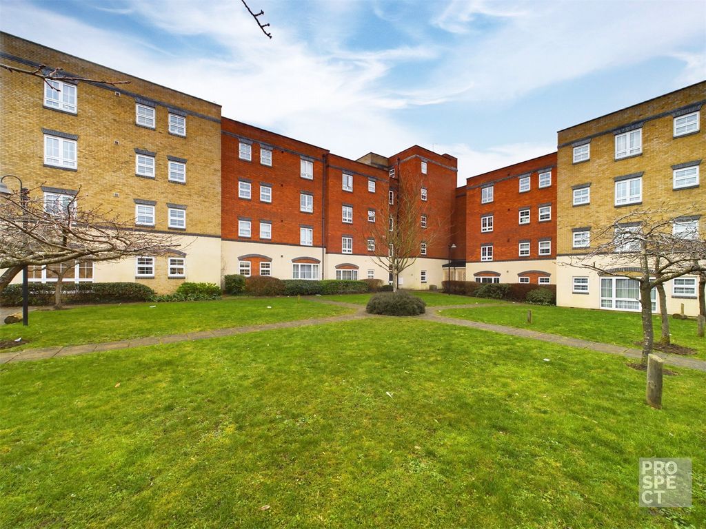 2 bed flat to rent in Holyhead Mews, Slough, Berkshire SL1, £1,500 pcm
