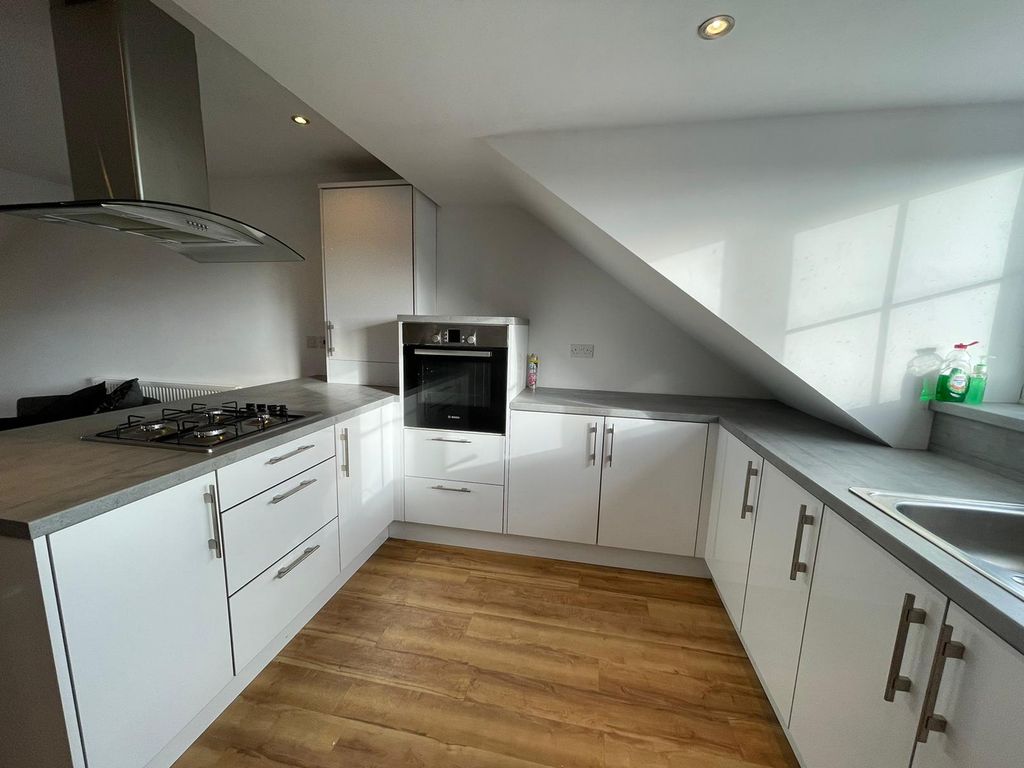 2 bed flat for sale in Regent Road, Leicester LE8, £165,000