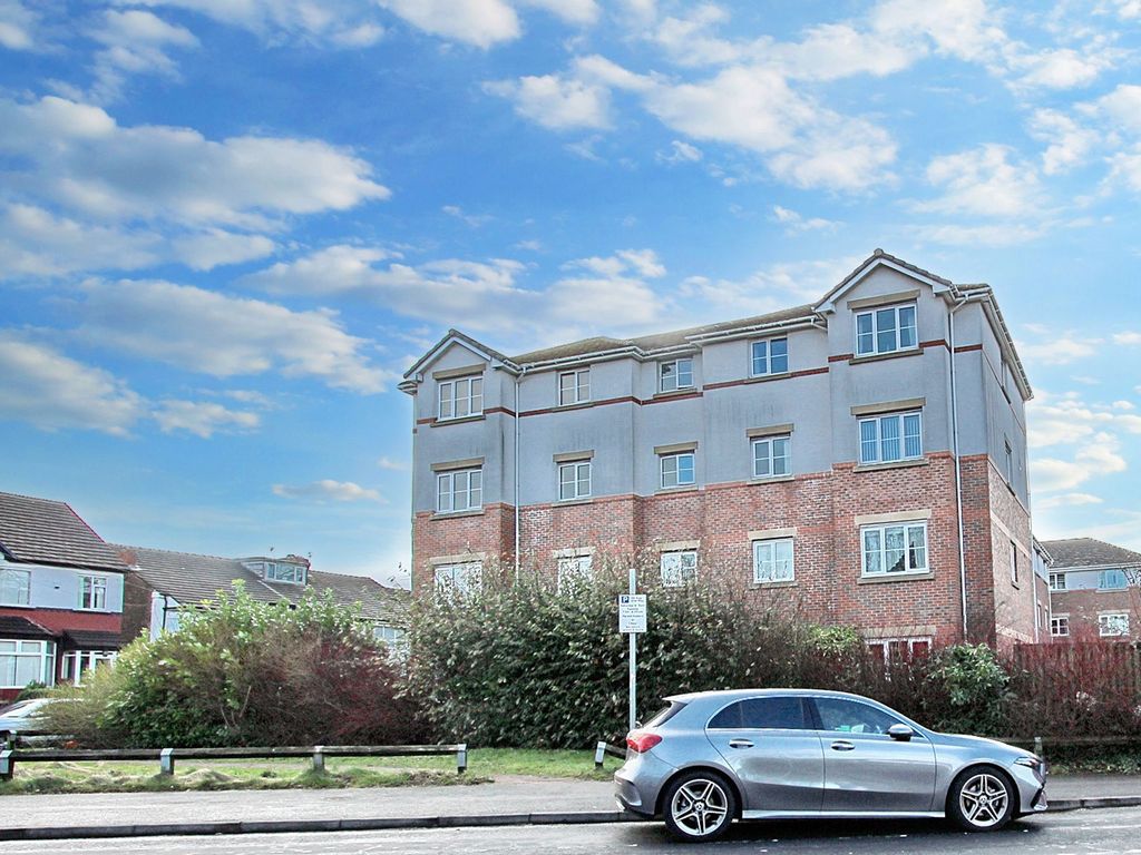 2 bed flat for sale in Moor Lane, Salford M7, £130,000