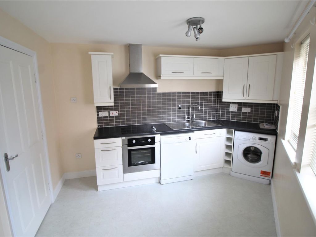 2 bed flat to rent in Middlefield Road, Allington, Chippenham SN14, £950 pcm