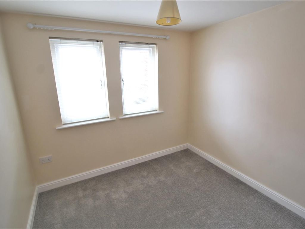 2 bed flat to rent in Middlefield Road, Allington, Chippenham SN14, £950 pcm