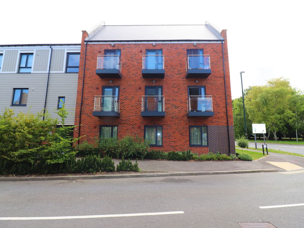 2 bed flat for sale in Pilots View, Chatham ME4, £235,000