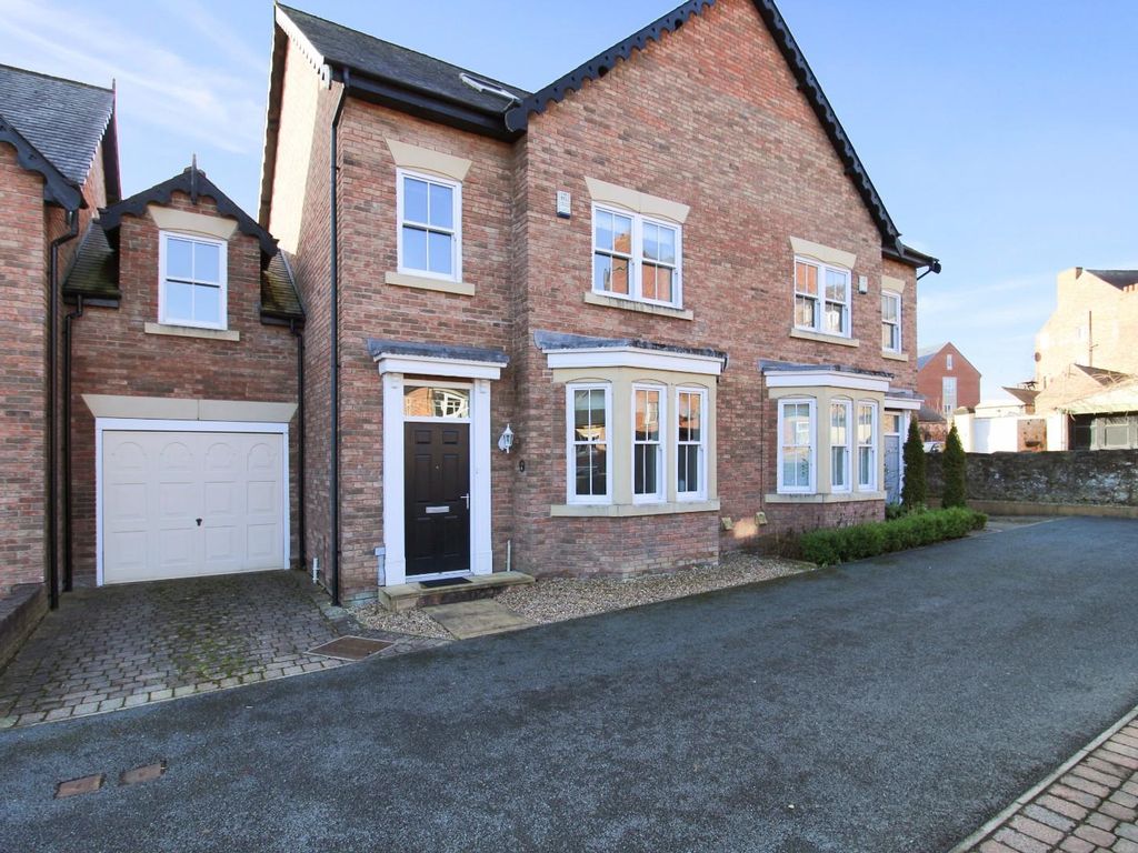 5 bed town house for sale in Caxton View, Ripon HG4, £350,000