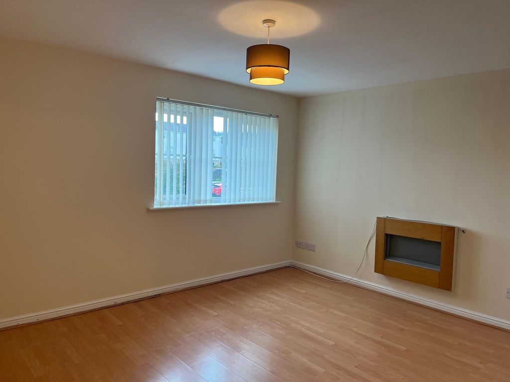 2 bed flat to rent in Queens Crescent, Livingston EH54, £725 pcm