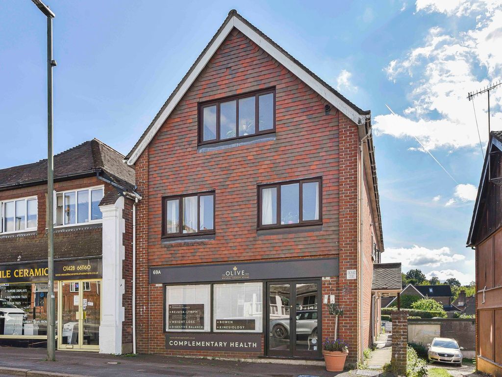 2 bed flat for sale in Wey Hill, Haslemere GU27, £235,000