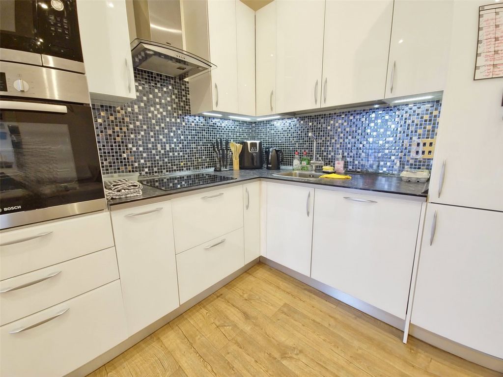 1 bed flat to rent in High Road, Chadwell Heath, Romford RM6, £1,400 pcm