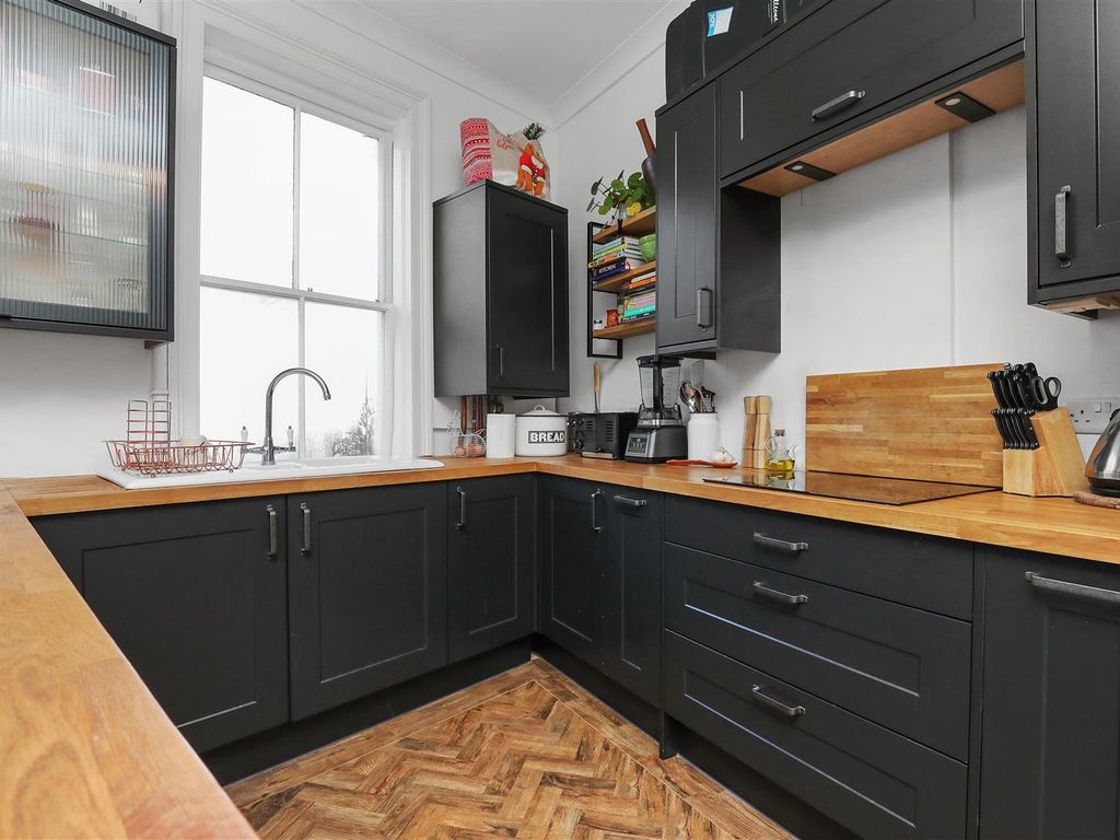 1 bed flat for sale in Buckingham Place, Brighton BN1, £270,000