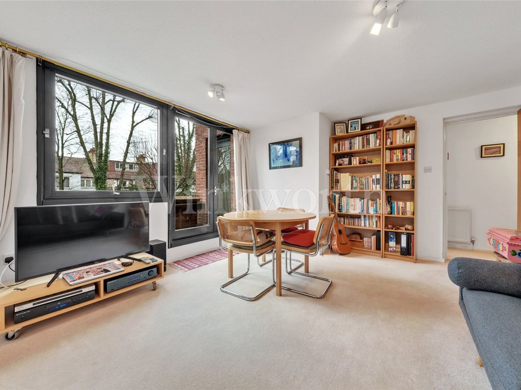 2 bed flat for sale in Britten Close, London NW11, £535,000