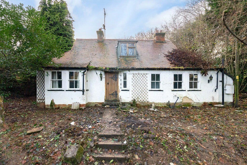 2 bed bungalow for sale in Abinger Hammer, Dorking, Surrey RH5, £495,000